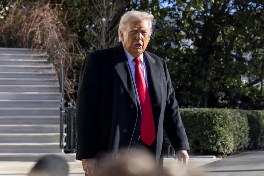 Donald Trump se adresează reporterilor de la Casa Albă. FOTO: EPA EFE