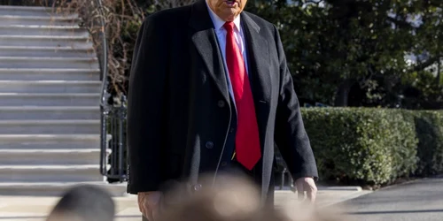 Trump se adresează reporterilor  casa Albă FOTO EPA EFE jpg