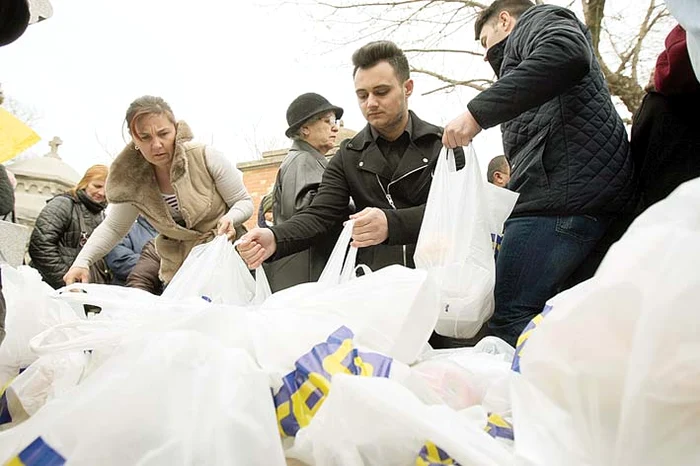 100 de pachete cu mâncare s-au împărţit în cimitir