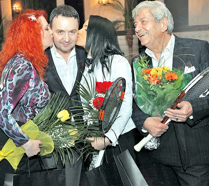 Adelina şi Ion Dichiseanu au primit flori de la Nicuşor Stan