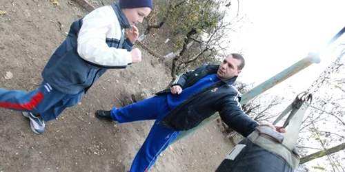 EDUARD BÂZGU Radu Baranov își antrenează feciorul în curtea casei părintești de la Costuleni