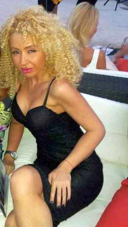 
    Sonia Trifan a făcut senzaţie cu o coafură afro. (Foto: arhiva personală)  