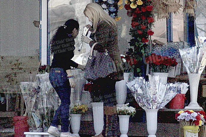 Până este gata shaorma, Iulia merge să cumpere nişte flori