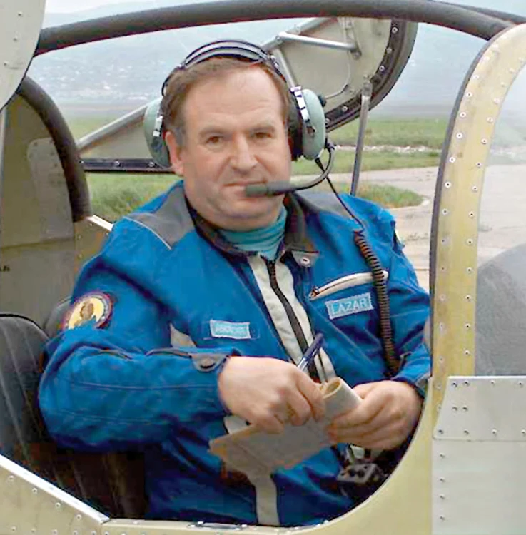 
    Avionul de mici dimensiuni participa la prima ediţie a show-ului aviatic  Băneşti Fly-In, eveniment care a început  sâmbătă pe aerodromul din localitate  şi la care au participat zeci de avioane,  planoare, motodeltaplane  