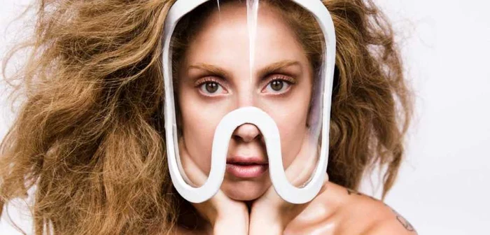 Interfaţa "ARTPOP", al patrulea volum semnat de Gaga după "The Fame", "The Fame Monster" şi "Born This Way". FOTO Facebook