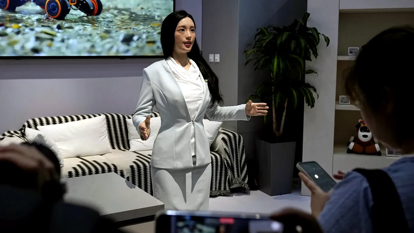 Robot umanoid prezentat la Robot Mall și de vânzare pentru public / Sursa foto: AP