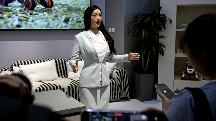Robot umanoid prezentat la Robot Mall și de vânzare pentru public / Sursa foto: AP