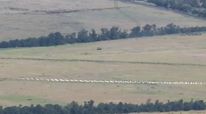 Un clip filmat din drone surprinde un tanc înghițit de un șanț pe un câmp fortificat FOTO Captură