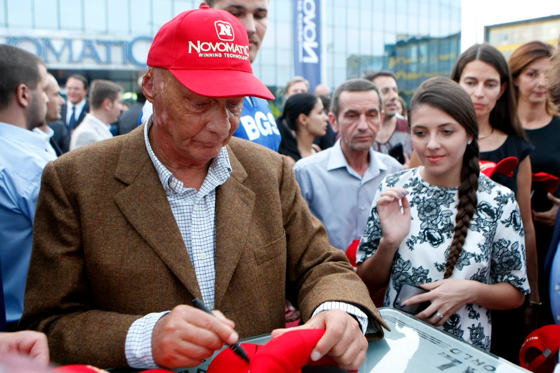 După conferinţă, Lauda a acordat o serie de autografe