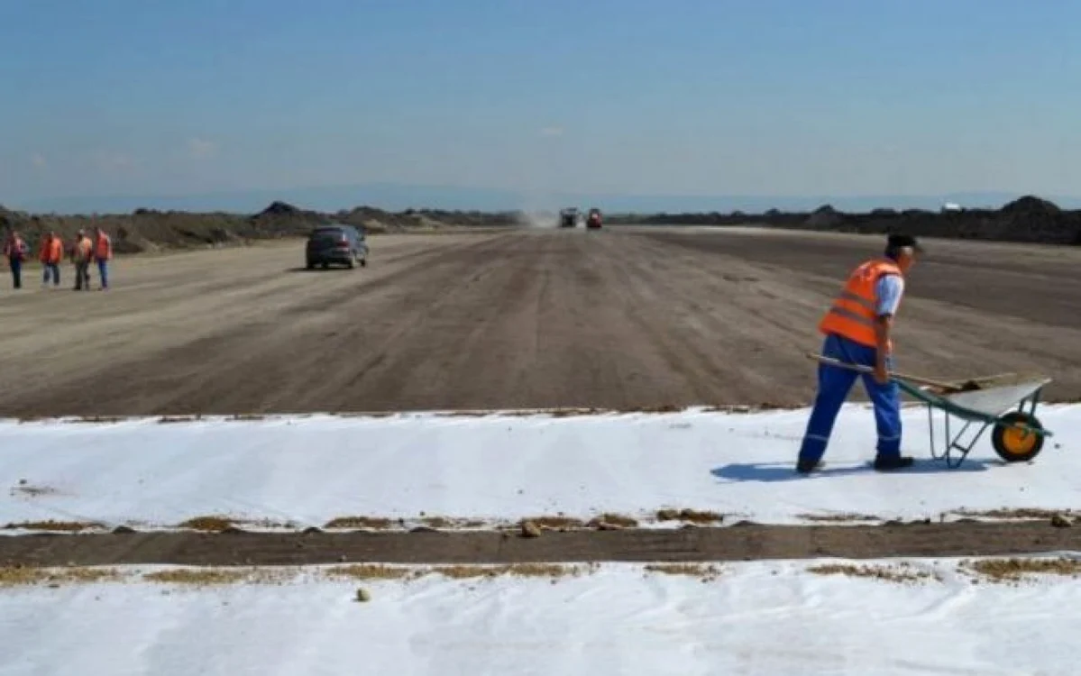 La pista Aeroportului se munceşte de zor. FOTOAdevărul.