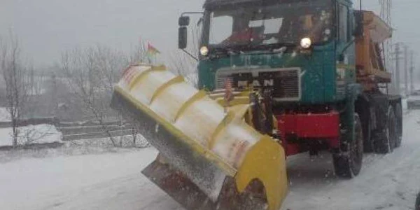 Utiliajele de deszăpezire acţionează în special pe marile bulevarde foto  arhivă