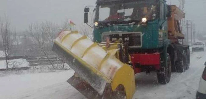Utiliajele de deszăpezire acţionează în special pe marile bulevarde foto arhivă