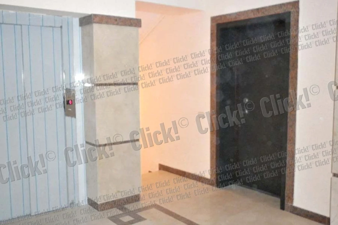 Pe faţada blocului  tronează mai multe  afişe de vânzare  şi închiriere a  apartamentelor