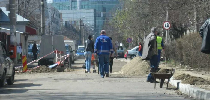 Muncitorii au înlocuit conducta de apă care alimentează sediul IPJ