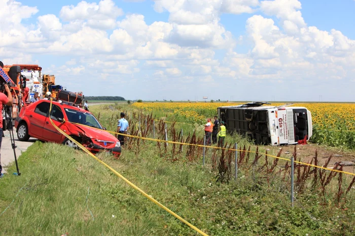 Autocarul a fost acroşat din lateral şi s-a răsturnat  FOTO Roberto Salceanu