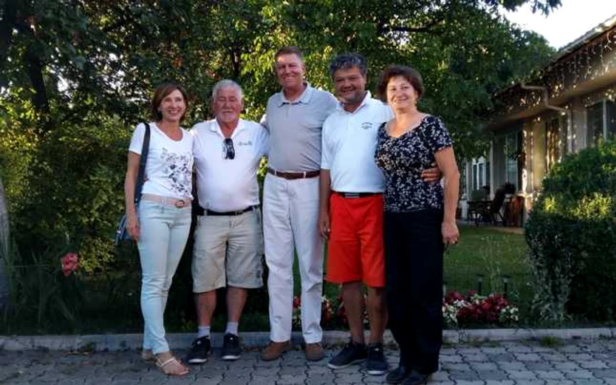 Soţii Iohannis cu fondatorii Transilvania Golf Club, Octavian şi Mihaela Damian. FOTO: Transilvania Golf Club