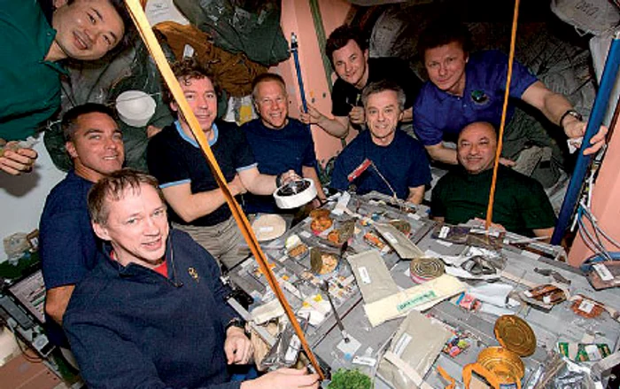 Ora mesei la bordul Staţiei Spaţiale. Astronauţii folosesc farfurii metalice şi tacâmuri cu magneţi, iar mâncarea e deshidratată sau congelată.