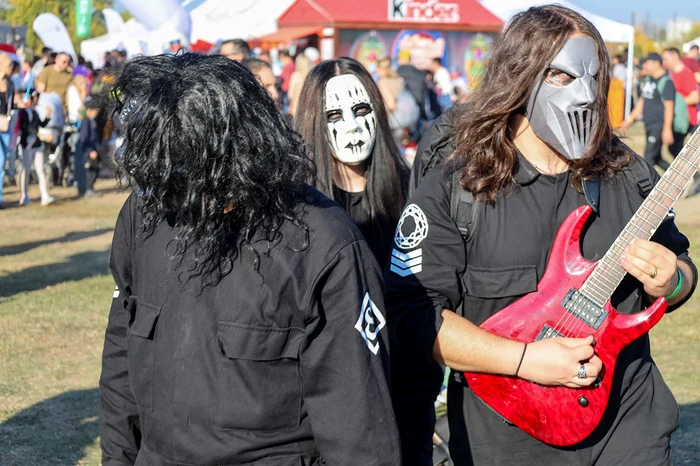 Puteai vedea măşti înfricoşătoare la tot pasul