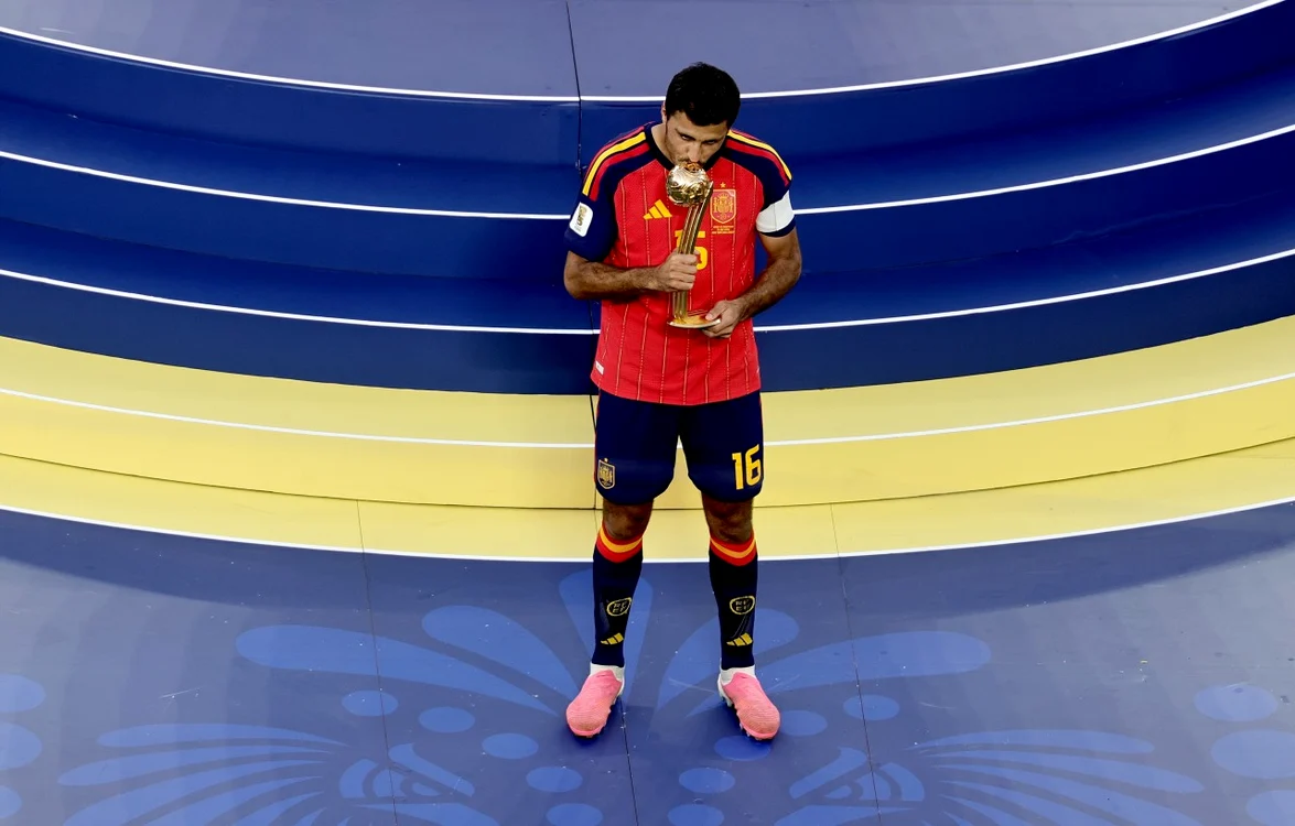 Rodri a primit „Balonul de Aur” al turneului CM de fotbal (Foto: EPAImages)