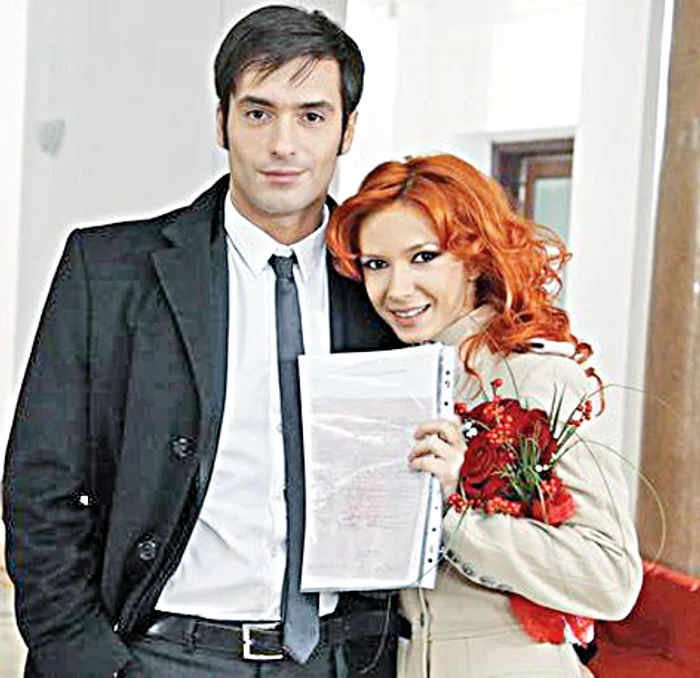 La Buftea, pe malul lacului, fetele, cu Adela Popescu în centru, au desfăcut prima sticlă de roze