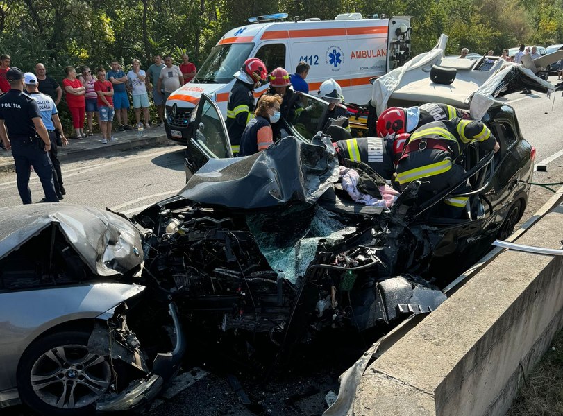 Accident grav pe DN6. Cinci victime și trafic blocat în zona Gării Orșova FOTO 