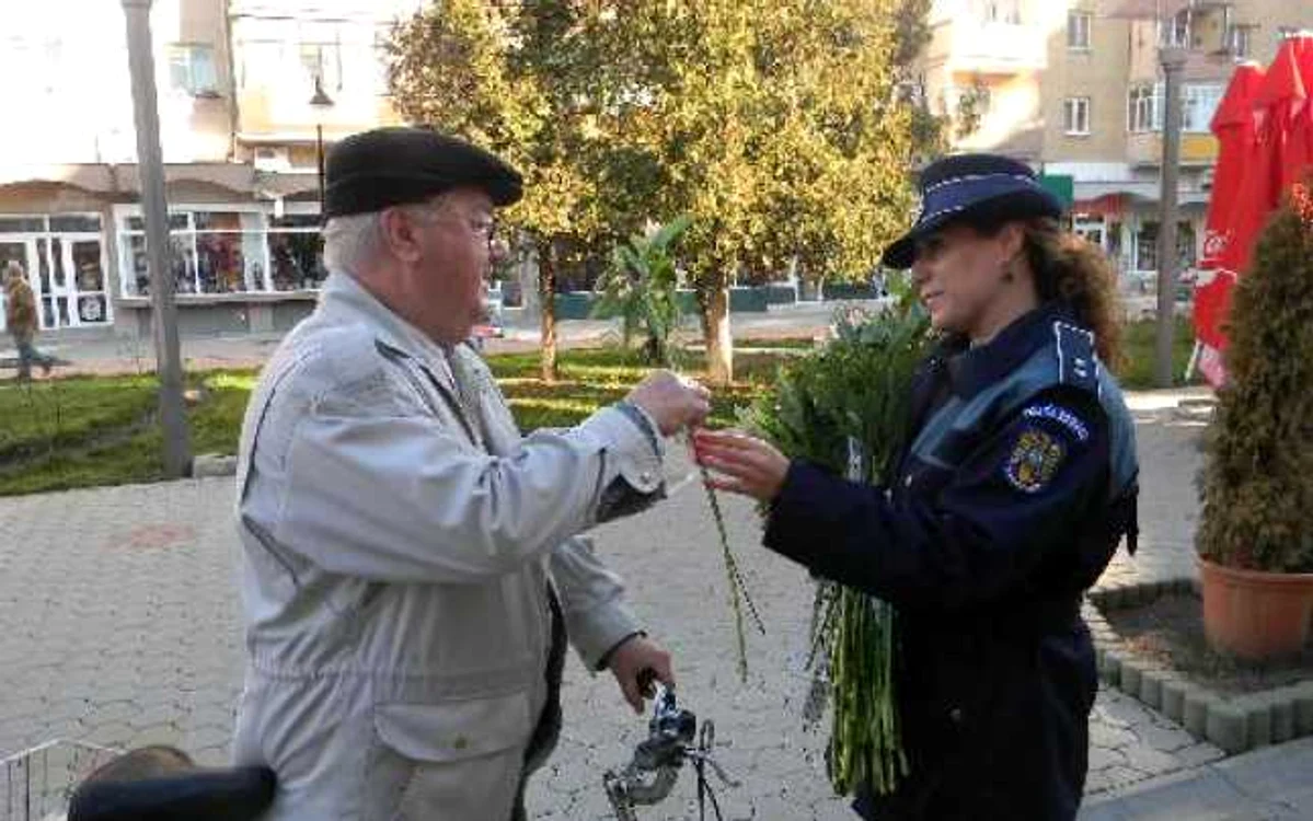 Poliţistele au împărţit flori