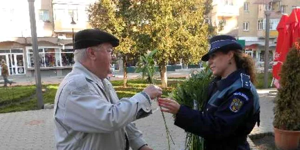 Poliţistele au împărţit flori