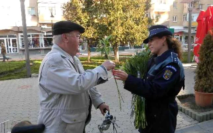 Poliţistele au împărţit flori
