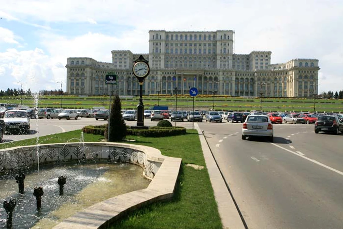 
    Diplomaţii au fost impresionaţi de Casa Poporului  