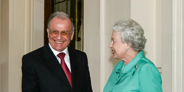 Ion Iliescu si Regina Elisabeta FOTO blog Ion Iliescu png