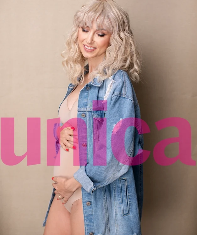 Andreea Bălan a pozat cu burtica la vedere