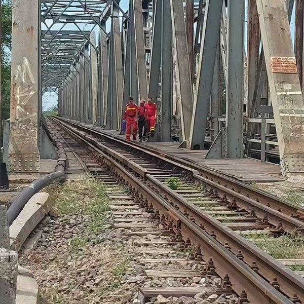 Dumnezeul bețivilor există: un bărbat beat a adormit între șinele de cale ferată VIDEO