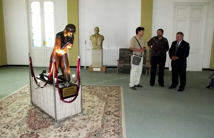 Noua statuie a fost turnată în bronz la o turnătorie din Arad şi a costat aproximativ 7.000 de euro    FOTO: Iulian Bunilă