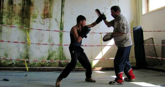 Pugiliştii sibieni se antrenează într-o sală improprie şi prost amenajată