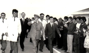 Vizita de lucru a lui Nicolae Ceauşescu în unităţile agricole ale județului Constanţa, la 1 iulie 1972 (© „Fototeca online a comunismului românesc”, cota: 73/1972)