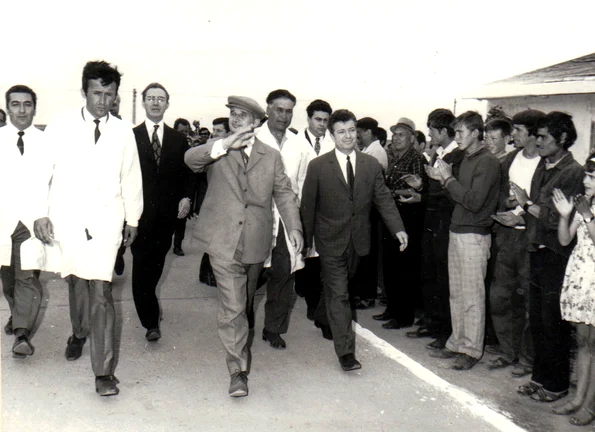 Vizita de lucru a lui Nicolae Ceauşescu în unităţile agricole ale județului Constanţa, la 1 iulie 1972 (© „Fototeca online a comunismului românesc”, cota: 73/1972)