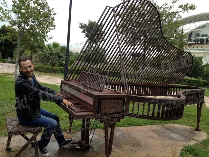 
    S-a pozat cu  un pian de fier uriaş  