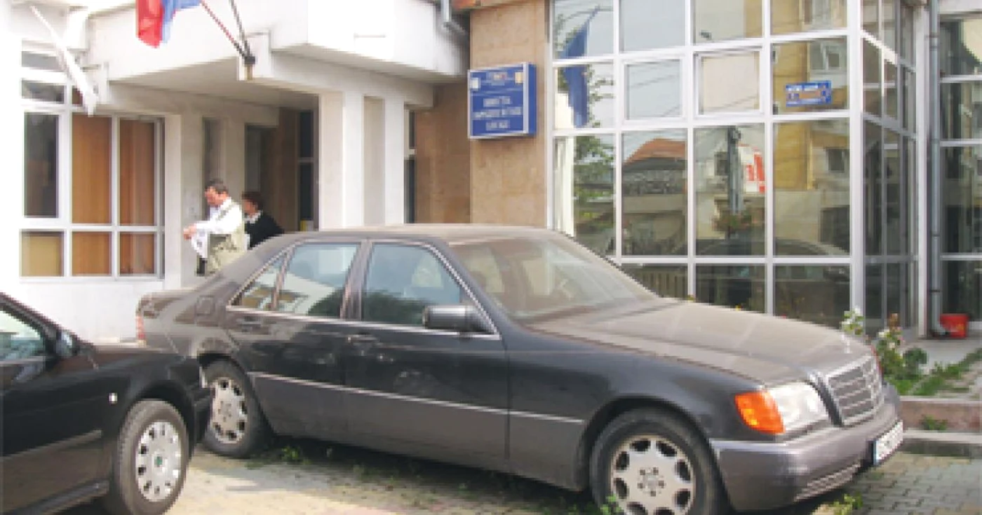 Două maşini puse sub sechestru au fost scoase la licitaţie