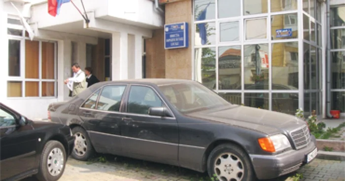 Două maşini puse sub sechestru au fost scoase la licitaţie