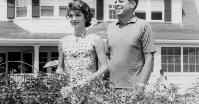 Printurile florale sunt cu adevărat scoase în evidenţă de împrejurarea potrivită. Iar Jackie Kennedy ştia exact când trebuie exploatat momentul. FOTO Huffington Post