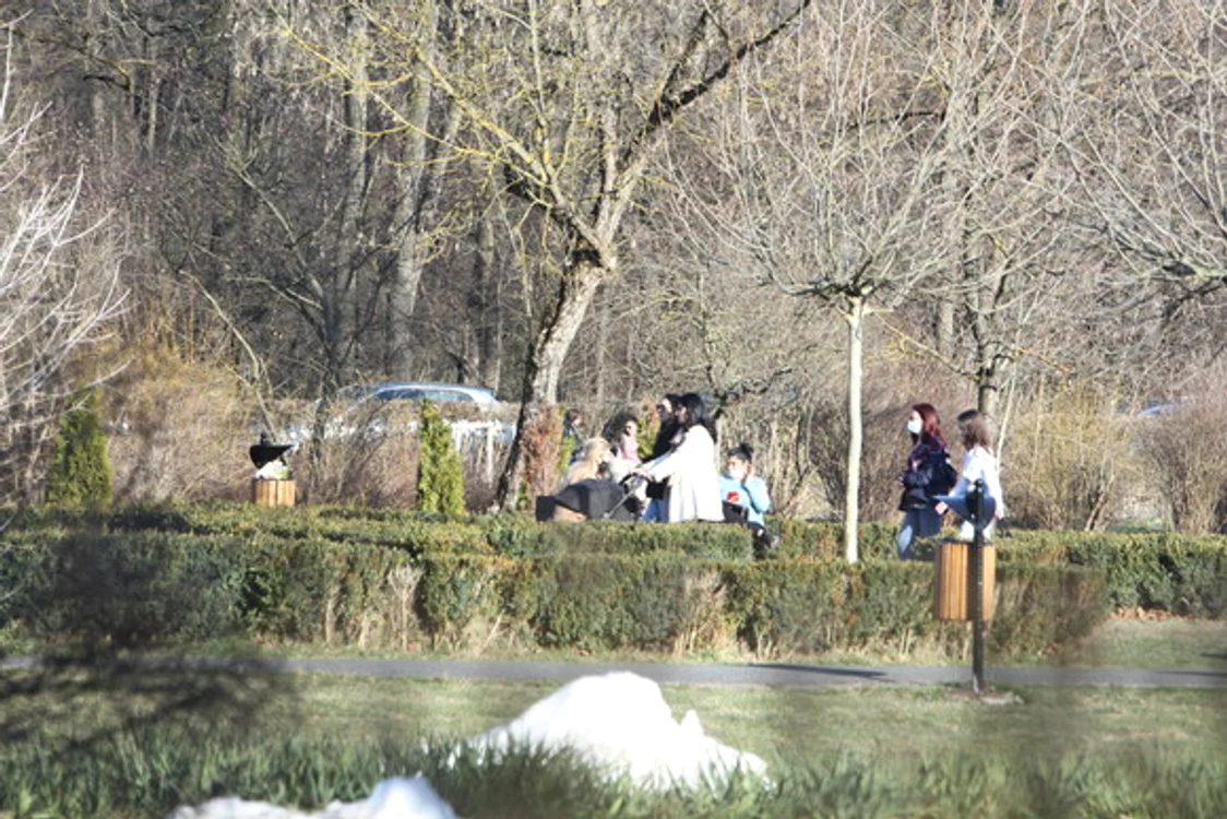 
    Soţia şi fiica lui  Becali au plimbat-o pe  cea mică prin parc   