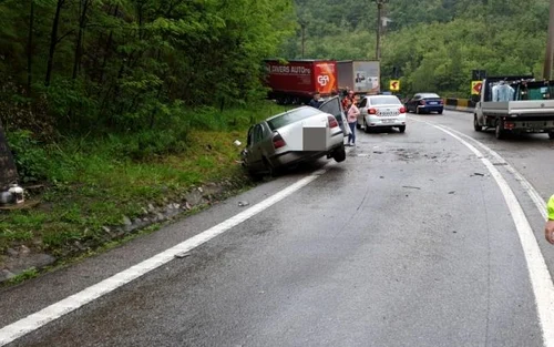 Accident pe Valea Oltului Tir în şanţ şoferul a încercat să evite o coliziune Foto Adevărul