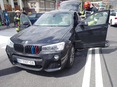 Maşina unor ucraineni a luat foc în trafic pe Valea Oltului la Călimăneşti Vâlcea Sursă ISU Vâlcea