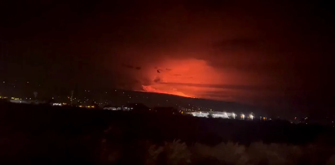 A fost ridicat nivelul de alertă la vulcanul Mauna Loa după ce a început să erupă Foto Captură video