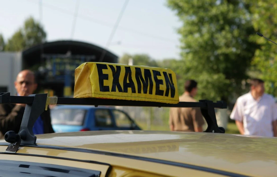 
    Instructorii auto recrutau elevi pentru polițiștii examinatori  