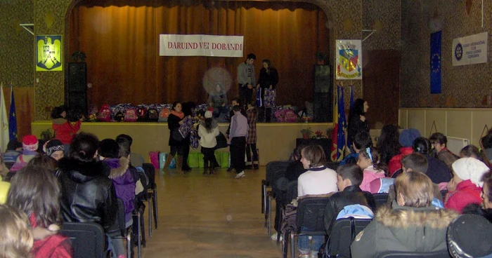 Zeci de copii participă la program