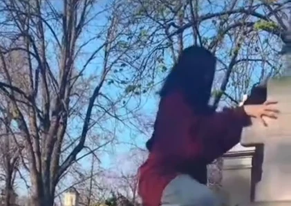 Tineri dansează pe morminte Foto: captura video