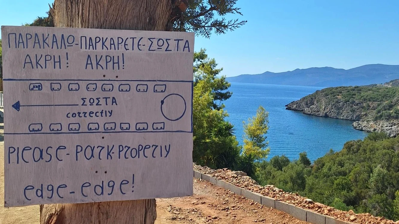 Indicativul rutier improvizat din Grecia care a făcut înconjurul lumii. Foto: car&motor.gr