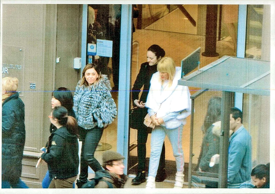 Ana Maria Topoliceanu (stânga),  Alina Bica şi Elena Udrea, în timpul  excursiei la Paris din februarie 2014