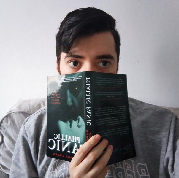 O fotografie cu un profesor îmbrăcat în fustă a împărțit Internetul. Reacția Universității București și a colegilor acestuia FOTO